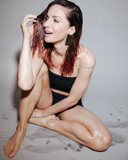 Andrea Delogu feet photo thumbnail