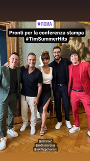 Andrea Delogu feet photo thumbnail