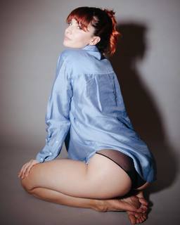 Andrea Delogu feet photo thumbnail