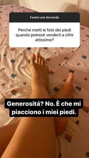 Andrea Delogu feet photo thumbnail