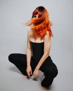 Andrea Delogu feet photo thumbnail