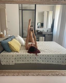 Andrea Delogu feet photo thumbnail