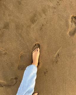 Andrea Delogu feet photo thumbnail