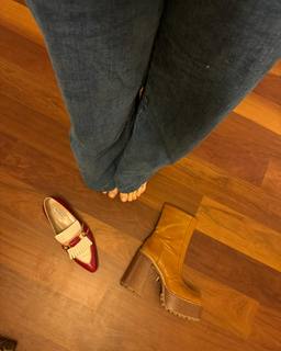 Andrea Delogu feet photo thumbnail