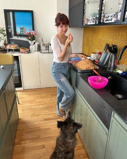 Andrea Delogu feet photo thumbnail