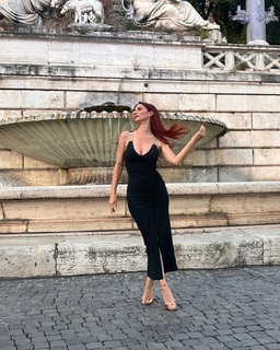 Andrea Delogu feet photo thumbnail