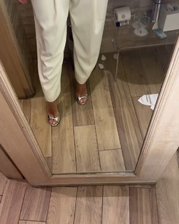 Andrea Delogu feet photo thumbnail