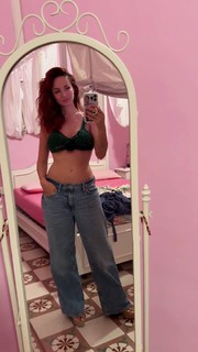 Andrea Delogu feet photo thumbnail