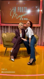 Andrea Delogu feet photo thumbnail