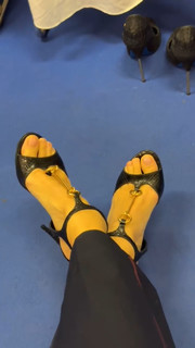 Andrea Delogu feet photo thumbnail