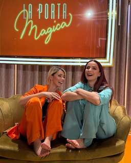 Andrea Delogu feet photo thumbnail