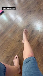 Andrea Delogu feet photo thumbnail