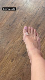 Andrea Delogu feet photo thumbnail