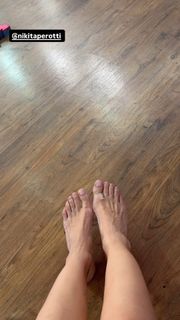 Andrea Delogu feet photo thumbnail