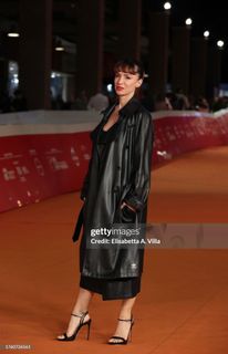 Andrea Delogu feet photo thumbnail