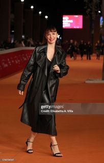 Andrea Delogu feet photo thumbnail