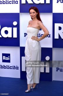 Andrea Delogu feet photo thumbnail