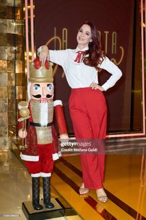 Andrea Delogu feet photo thumbnail