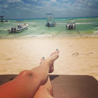 Andrea Escalona feet photo thumbnail