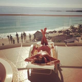 Andrea Escalona feet photo thumbnail