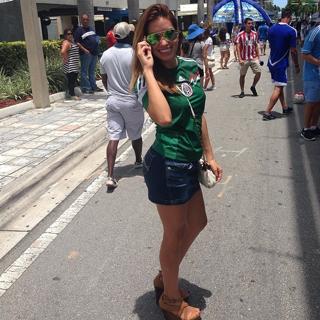 Andrea Escalona feet photo thumbnail