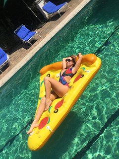 Andrea Escalona feet photo thumbnail