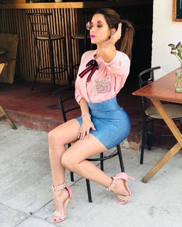 Andrea Escalona feet photo thumbnail