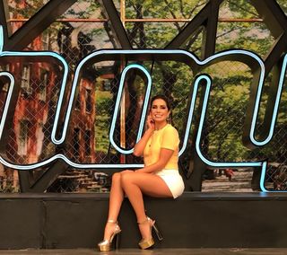 Andrea Escalona feet photo thumbnail