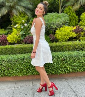 Andrea Escalona feet photo thumbnail