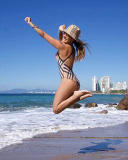 Andrea Espada feet photo thumbnail