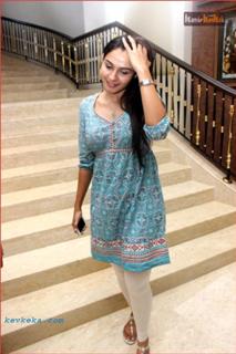 Andrea Jeremiah feet photo thumbnail