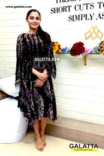 Andrea Jeremiah feet photo thumbnail