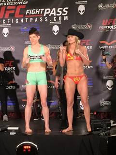 Andrea Lee feet photo 3