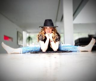 Andrea Legarreta feet photo thumbnail