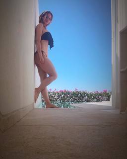 Andrea Legarreta feet photo thumbnail