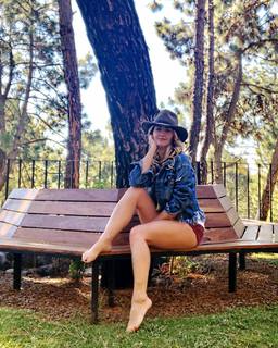 Andrea Legarreta feet photo thumbnail