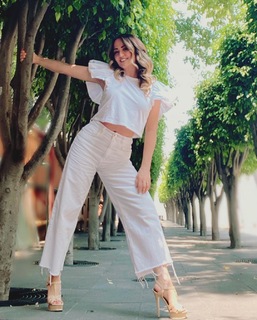 Andrea Legarreta feet photo thumbnail