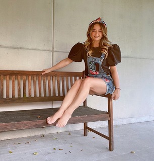 Andrea Legarreta feet photo thumbnail