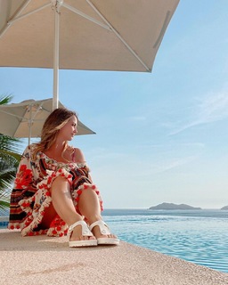 Andrea Legarreta feet photo thumbnail