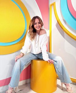 Andrea Legarreta feet photo thumbnail