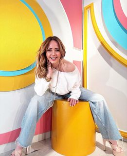 Andrea Legarreta feet photo thumbnail