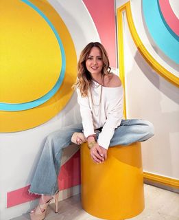 Andrea Legarreta feet photo thumbnail