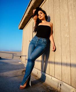 Andrea Londo feet photo thumbnail