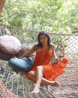 Andrea Londo feet photo thumbnail