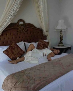 Andrea Londo feet photo thumbnail