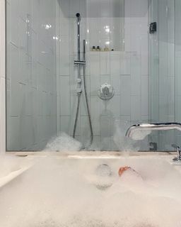 Andrea Londo feet photo thumbnail