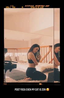 Andrea Londo feet photo thumbnail