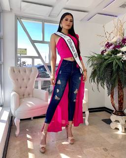 Andrea Meza feet photo 10
