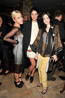 Andrea Riseborough feet photo thumbnail