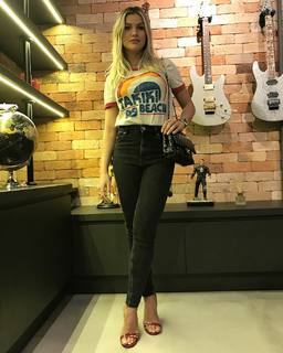 Andressa Suita feet photo 3
